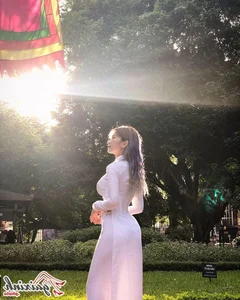 Le Bong in White Ao Dai: A Perfect Blend of Tradition and Modernity - image 22