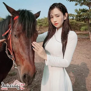 Le Bong in White Ao Dai: A Perfect Blend of Tradition and Modernity - image 9