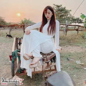 Le Bong in White Ao Dai: A Perfect Blend of Tradition and Modernity - image 11