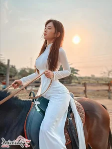 Le Bong in White Ao Dai: A Perfect Blend of Tradition and Modernity - image 18