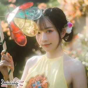Le Bong in White Ao Dai: A Perfect Blend of Tradition and Modernity - image 0