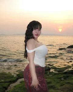 Embracing Curves: The Rise of Thailand's Body Positive Fashion Influencers - image 0