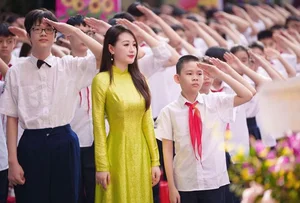 Viral Hanoi Teacher Beauty and Style Update Post-2023 School Opening - image 1