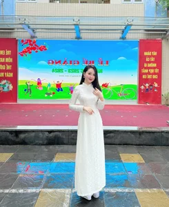 Viral Hanoi Teacher Beauty and Style Update Post-2023 School Opening - image 4