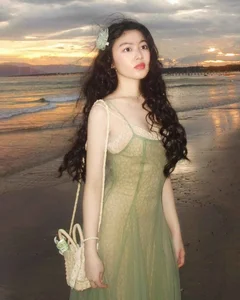 Lo Lem’s Elegant Style Evolution: Balancing Sophistication and Modesty in the Spotlight - image 2