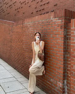 4 Stylish Ways to Wear Wide-Leg Pants for Your 2026 Travels - image 6