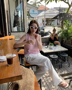 4 Stylish Ways to Wear Wide-Leg Pants for Your 2026 Travels - image 8