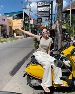 4 Stylish Ways to Wear Wide-Leg Pants for Your 2026 Travels - image 9