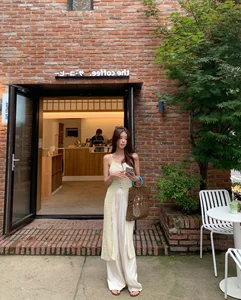4 Stylish Ways to Wear Wide-Leg Pants for Your 2026 Travels - image 5