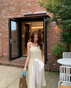 4 Stylish Ways to Wear Wide-Leg Pants for Your 2026 Travels - image 3