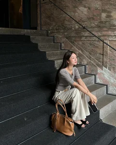 4 Stylish Ways to Wear Wide-Leg Pants for Your 2026 Travels - image 2