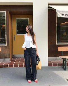 4 Stylish Ways to Wear Wide-Leg Pants for Your 2026 Travels - image 7