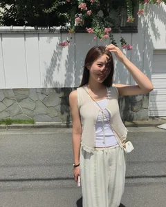 4 Stylish Ways to Wear Wide-Leg Pants for Your 2026 Travels - image 0