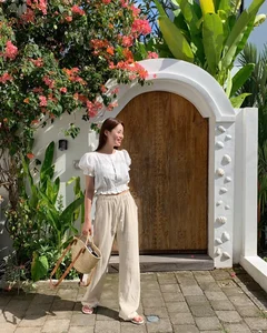 4 Stylish Ways to Wear Wide-Leg Pants for Your 2026 Travels - image 4