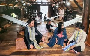 Designer Minh Hạnh and Singer Khang Ngọc: A Journey Honoring Ethnic Culture Through Vietnamese Art - image 4