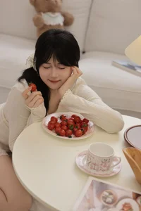 YiTuYu Art Language Vol.7118: Stunning Portraits of Xiao E Jiang Jiang Jiang - image 1