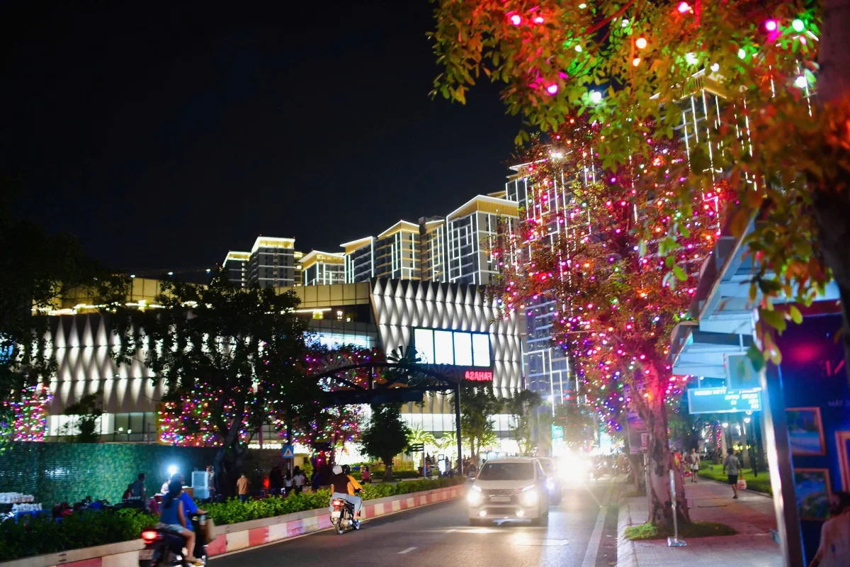 Vinhomes Grand Park at Night: A Shimmering Urban Oasis in Ho Chi Minh City