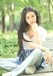 The New Xiao Long Nu: 24-Year-Old Actress Takes on the Iconic Martial Arts Role - image 2