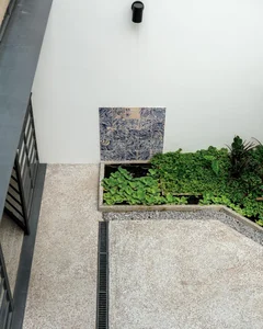 Innovative Art Studio Design: Maximizing Creativity on a 7x28m Urban Plot - image 13