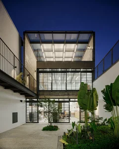 Innovative Art Studio Design: Maximizing Creativity on a 7x28m Urban Plot - image 23