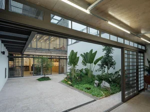 Innovative Art Studio Design: Maximizing Creativity on a 7x28m Urban Plot - image 17