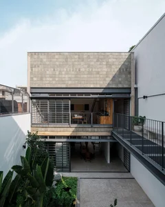 Innovative Art Studio Design: Maximizing Creativity on a 7x28m Urban Plot - image 0