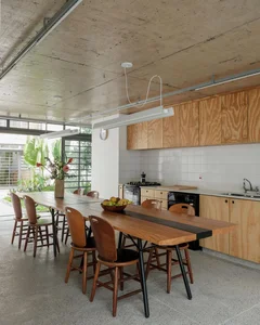 Innovative Art Studio Design: Maximizing Creativity on a 7x28m Urban Plot - image 1