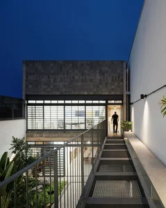 Innovative Art Studio Design: Maximizing Creativity on a 7x28m Urban Plot - image 7