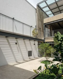 Innovative Art Studio Design: Maximizing Creativity on a 7x28m Urban Plot - image 14