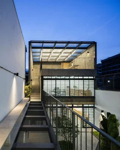 Innovative Art Studio Design: Maximizing Creativity on a 7x28m Urban Plot - image 3