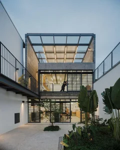 Innovative Art Studio Design: Maximizing Creativity on a 7x28m Urban Plot - image 12
