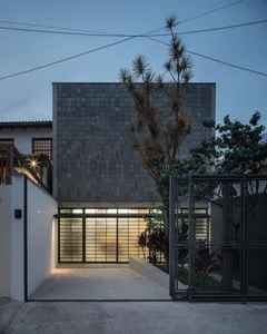 Innovative Art Studio Design: Maximizing Creativity on a 7x28m Urban Plot - image 2