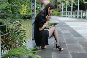 Elegant Outdoor Photography: Xiao Jie in the IESS Beauty on the Bridge Series - image 53