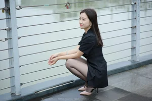 Elegant Outdoor Photography: Xiao Jie in the IESS Beauty on the Bridge Series - image 38