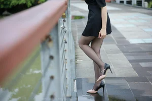 Elegant Outdoor Photography: Xiao Jie in the IESS Beauty on the Bridge Series - image 3