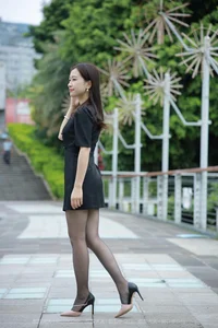 Elegant Outdoor Photography: Xiao Jie in the IESS Beauty on the Bridge Series - image 24