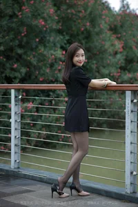 Elegant Outdoor Photography: Xiao Jie in the IESS Beauty on the Bridge Series - image 45