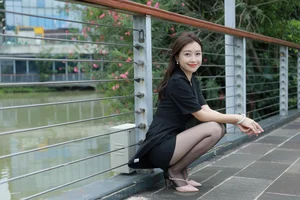 Elegant Outdoor Photography: Xiao Jie in the IESS Beauty on the Bridge Series - image 34