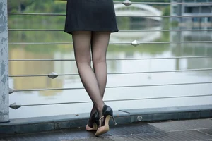 Elegant Outdoor Photography: Xiao Jie in the IESS Beauty on the Bridge Series - image 17