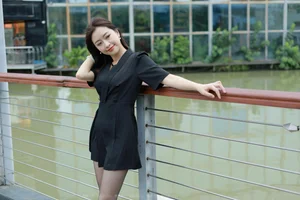 Elegant Outdoor Photography: Xiao Jie in the IESS Beauty on the Bridge Series - image 37