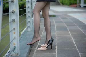 Elegant Outdoor Photography: Xiao Jie in the IESS Beauty on the Bridge Series - image 1