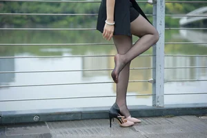 Elegant Outdoor Photography: Xiao Jie in the IESS Beauty on the Bridge Series - image 6