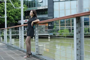 Elegant Outdoor Photography: Xiao Jie in the IESS Beauty on the Bridge Series - image 43