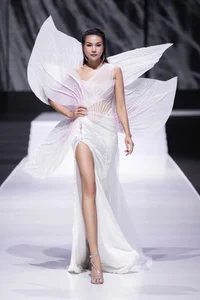 Supermodel Thanh Hằng Dominates the Runway at Vietnam International Fashion Week - image 4