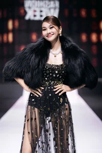 Supermodel Thanh Hằng Dominates the Runway at Vietnam International Fashion Week - image 2
