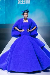 Supermodel Thanh Hằng Dominates the Runway at Vietnam International Fashion Week - image 3