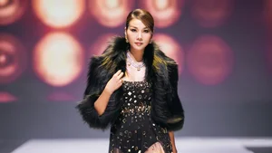 Supermodel Thanh Hằng Dominates the Runway at Vietnam International Fashion Week - image 1