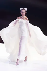 Supermodel Thanh Hằng Dominates the Runway at Vietnam International Fashion Week - image 5