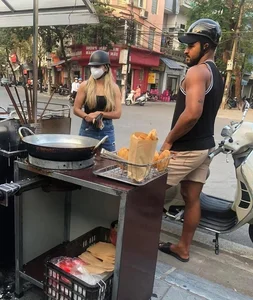 Striker Nguyễn Xuân Son Shares His Favorite Rich and Savory Vietnamese Street Food Delicacies - image 7