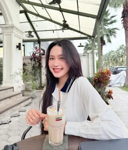 Doan Hai My: The Natural Beauty of Doan Van Hau's Wife Revealed - image 7